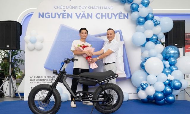 Khách hàng VinFast bất ngờ vì trải nghiệm “mua 1 được 2”