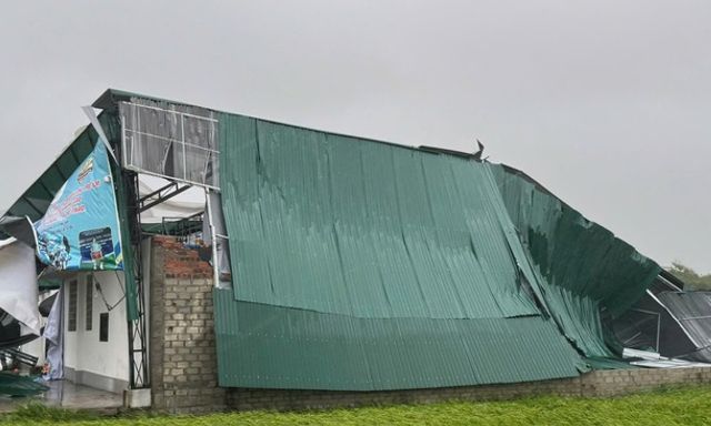 Clip: Gió bão số 5 càn quét, sân pickleball bạc tỷ giữa đồng ruộng Hà Tĩnh đổ sập