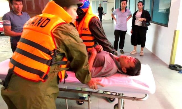 Công an xã ở Hà Tĩnh vượt mưa lớn gió giật, cứu người dân gặp nạn