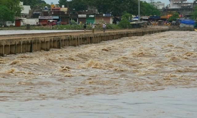 Gặp lũ quét bất ngờ khi đi du lịch, 4 người trong một gia đình tử vong thương tâm ở Ấn Độ