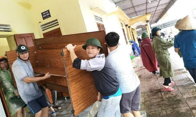 Trường học ở Nghệ An, Hà Tĩnh nỗ lực khắc phục hậu quả bão số 5, đón học sinh tựu trường