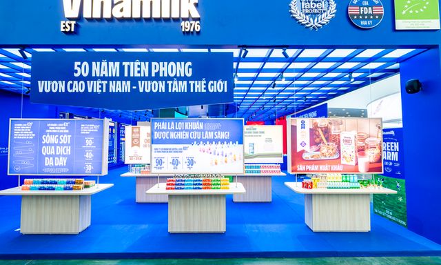 Người dân thích thú trải nghiệm không gian trưng bày của Vinamilk tại Triển lãm thành tựu đất nước 80 năm
