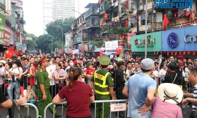 Cận cảnh biển người nô nức, quyết thức trắng đêm chờ xem diễu binh, diễu hành kỷ niệm 80 năm Quốc khánh 2/9