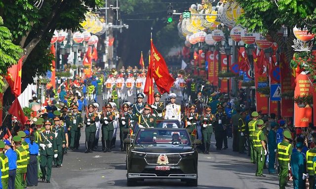 Xe điện Việt kiêu hãnh trong đội hình diễu binh 2/9: Khoảnh khắc tự hào không thể quên