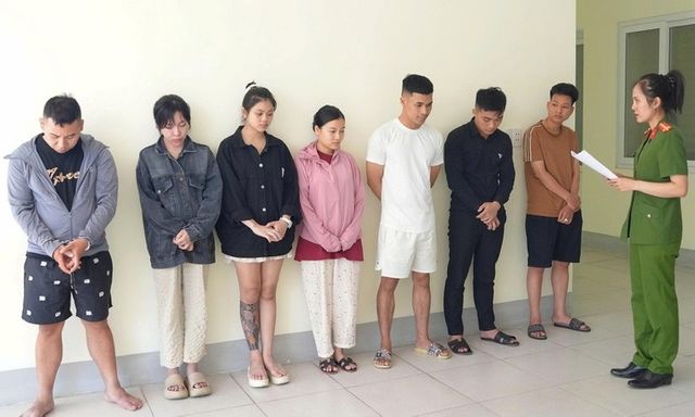 Bắt quả tang 4 nam, 3 nữ 