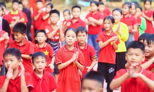 Tin tức giáo dục nổi bật 24h: Thầy trò làng Nủ gửi tiền ủng hộ thầy trò rốn lũ Nghệ An