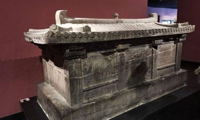 Mở quan tài khắc lời nguyền được tìm thấy trong mộ cổ hơn nghìn năm, các chuyên gia 