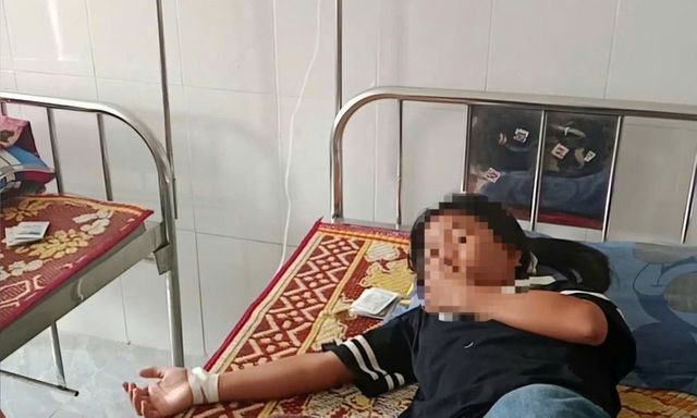 Sau bữa sáng tại trường, nhiều học sinh miền núi Quảng Trị nhập viện nghi do ngộ độc