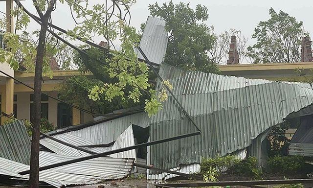 Bão số 10 BUALOI khiến nhiều trường học tan hoang, tốc mái, sập tường