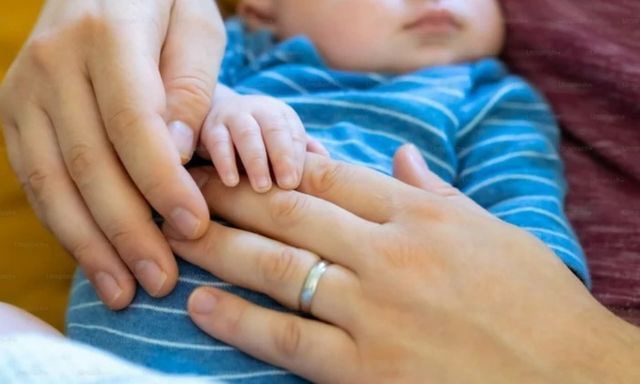 Bé trai 6 tháng ngộ độc nghiêm trọng vì thói quen chăm sóc da của người mẹ