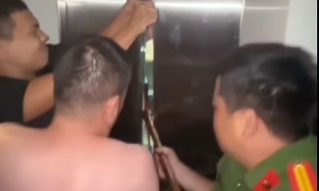 Cảnh sát phá cửa, giải cứu cô gái mắc kẹt trong thang máy ngập nước dưới hầm