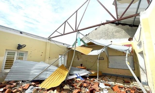 Tin tức giáo dục 24h: Hàng trăm trường học ở Nghệ An tan hoang, ngập lụt sau bão số 10 BUALOI