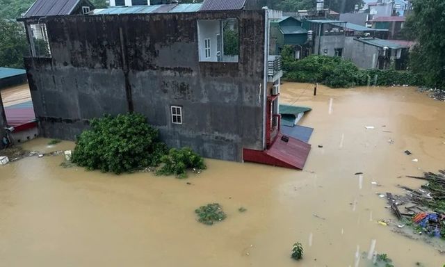Nước lũ ở Tuyên Quang dâng cao, có nhà ngập tới tầng 2