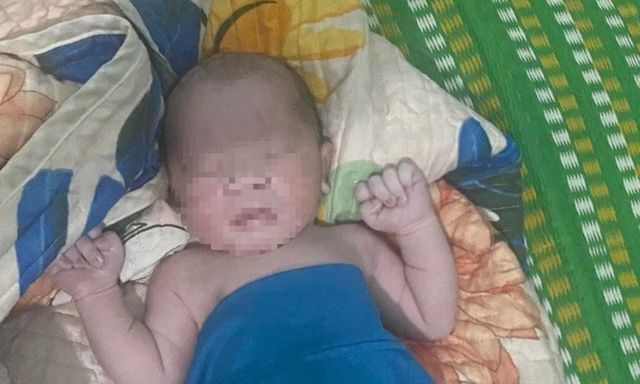 Vụ bé sơ sinh nằm trong túi bóng ven đường ở Nghệ An: Chủ tịch xã nói gì?