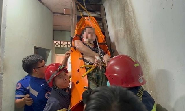 Cảnh sát chữa cháy giải cứu người phụ nữ nặng hơn 100kg sốt cao, mắc kẹt trên tầng 2 căn nhà ở TPHCM