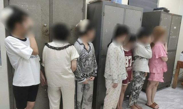 Bất ngờ kiểm tra quán karaoke Venus ở Hưng Yên, phát hiện 18 