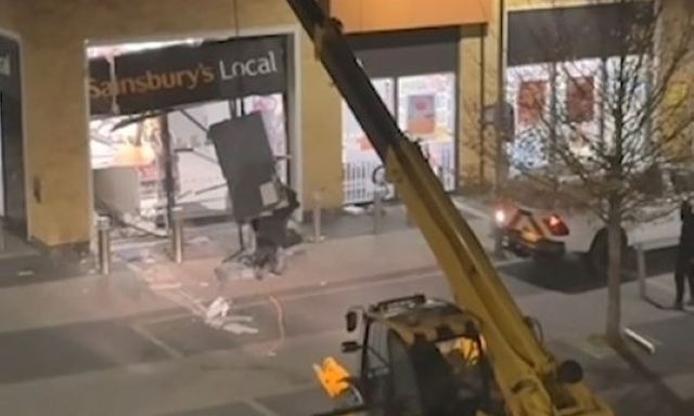 Clip: Trộm táo tợn dùng máy nâng đánh cắp cây ATM ở siêu thị trong đêm