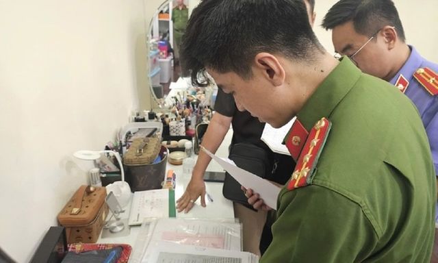 Clip: Công an khám xét nhà diễn viên Trương Ngọc Ánh, phát hiện nhiều tài liệu, chứng cứ