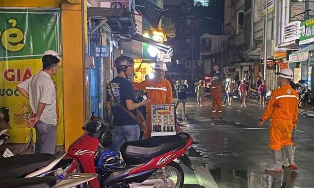 Điều tra vụ nam thiếu niên nghi bị điện giật tử vong khi qua điểm ngập tại trung tâm TP.HCM