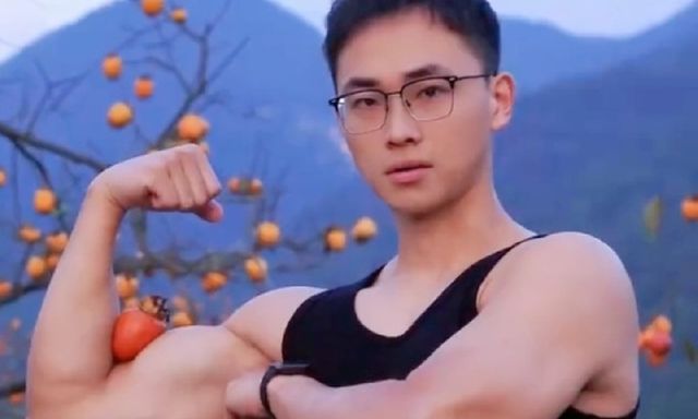 Cựu vận động viên kayak trở thành cán bộ thôn, dùng cơ bắp quảng bá nông sản gây bão mạng