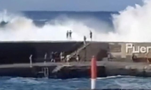 Sóng lớn bất ngờ ập vào bờ, cuốn trôi hàng chục du khách, 3 người thiệt mạng ở Tây Ban Nha