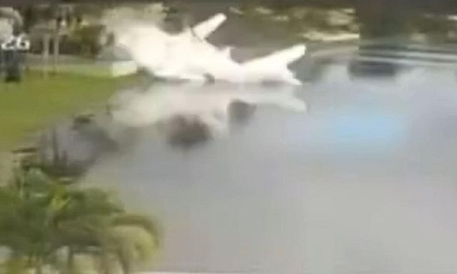 Clip: Máy bay chở hàng cứu trợ lao xuống ao nước, 2 cha con thiệt mạng