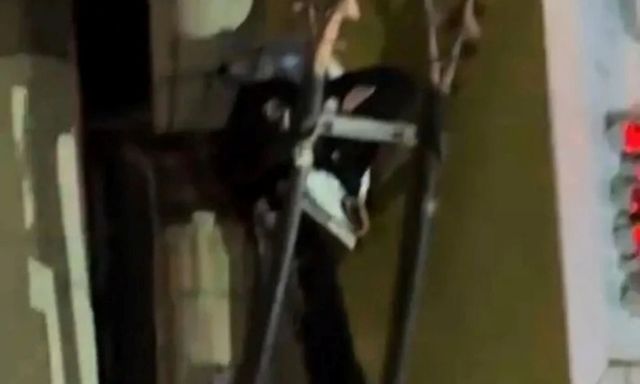 Người đàn ông say rượu treo mình trên cột điện cao thế, nguy kịch do điện giật