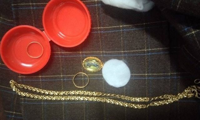 Phát hiện gần nửa cây vàng trong áo khoác quyên góp cho vùng lũ