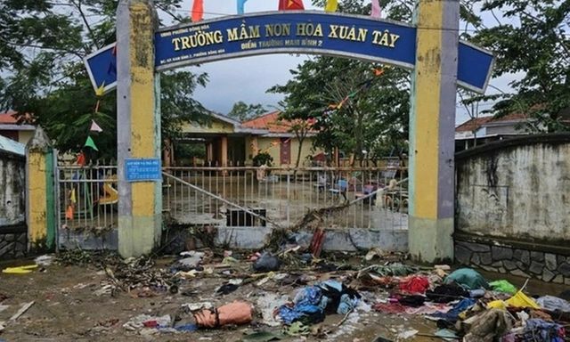 Trường học tan hoang sau ngập lụt lịch sử, sân trường ngập bùn, thiết bị hư hỏng