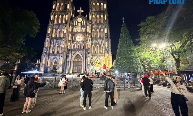 Cận cảnh hàng loạt điểm check-in “sống ảo”, trang trí đón Noel sớm