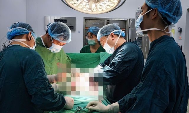 Khối u buồng trứng gần 3kg nghi K, khiến cô gái 20 tuổi mất khả năng sinh sản