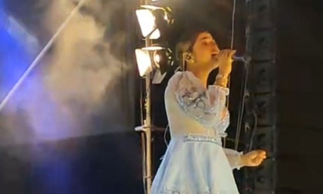 Clip: Đang biểu diễn, nữ ca sĩ gặp tai nạn bất ngờ khiến khán giả hoảng hốt