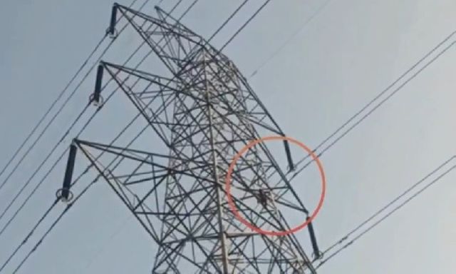 Bị bạn gái từ chối kết hôn, thanh niên 19 tuổi trèo lên cột điện cao thế, dọa kết thúc cuộc đời