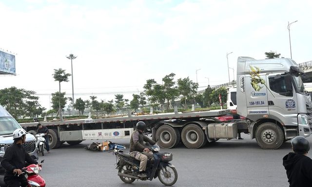 Tin tức tai nạn giao thông mới nhất ngày 6/12: Va chạm với xe đầu kéo, người phụ nữ đi xe đạp điện tử vong