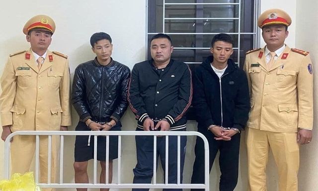 Bắt quả tang 3 nam thanh niên giấu 