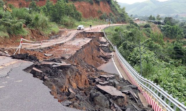 Tin thời sự ngày (8/12): Khánh Hòa công bố tình huống khẩn cấp về thiên tai 