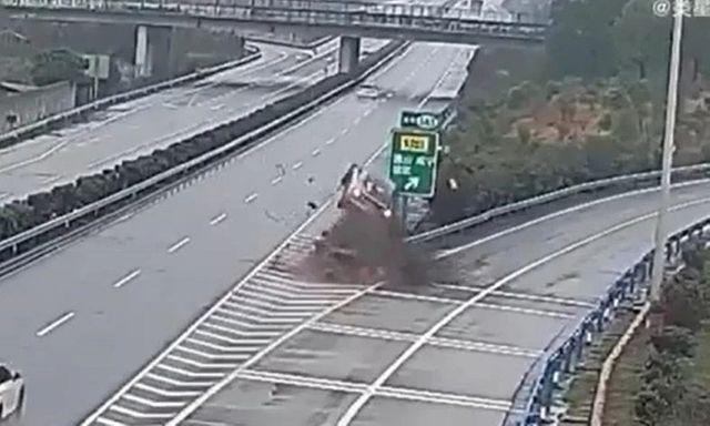 Clip: Tài xế ngủ gật, ô tô lao vào lan can rồi bay lên lộn vòng trên cao tốc