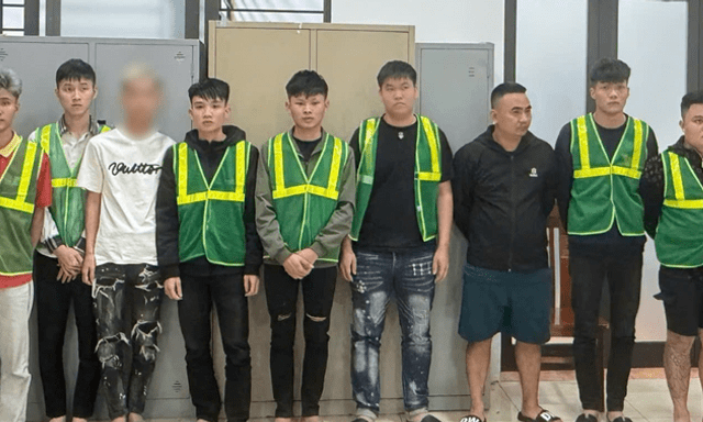 Tạm giữ nhóm thanh niên 