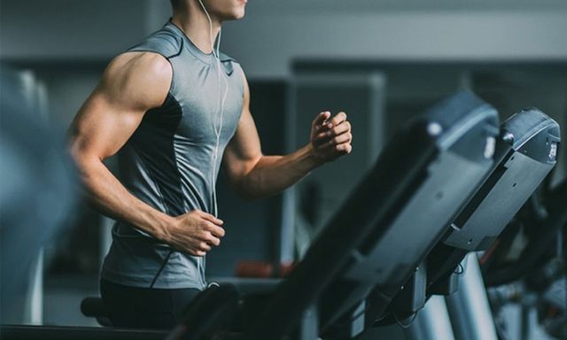Thói quen trong phòng gym đang âm thầm ảnh hưởng đến phong độ đàn ông ra sao?