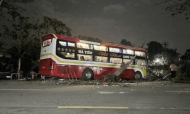 Xe khách bất ngờ lao vào nhóm thanh niên ngồi uống nước ven đường ở Đồng Tháp, 2 người tử vong