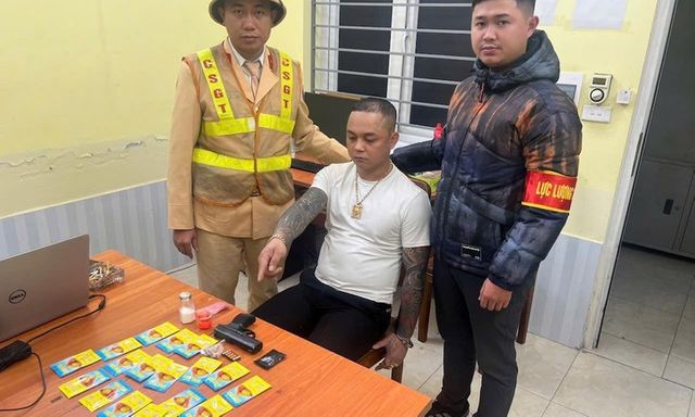 Công an Hà Nội chặn đứng tài xế tàng trữ súng và “kho” ma tuý khủng trên xe lúc nửa đêm