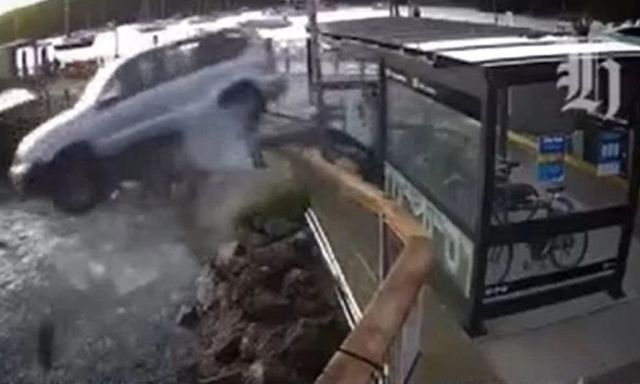 Clip: Nữ tài xế say rượu lái ô tô tông gãy lan can, cả người và xe rơi thẳng xuống nước