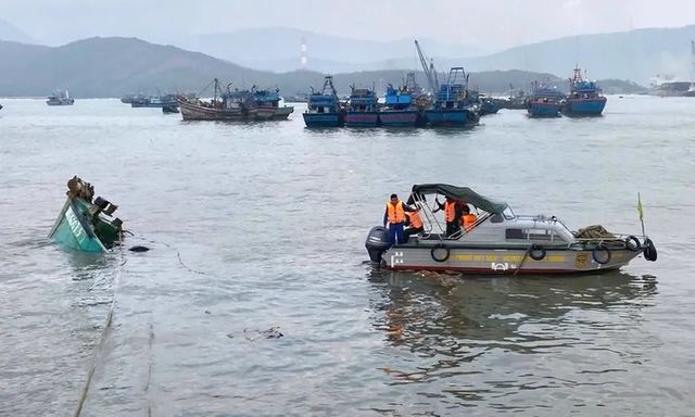 Tàu cá chìm lúc còn cách bờ 500 mét, 4 ngư dân được cứu sống