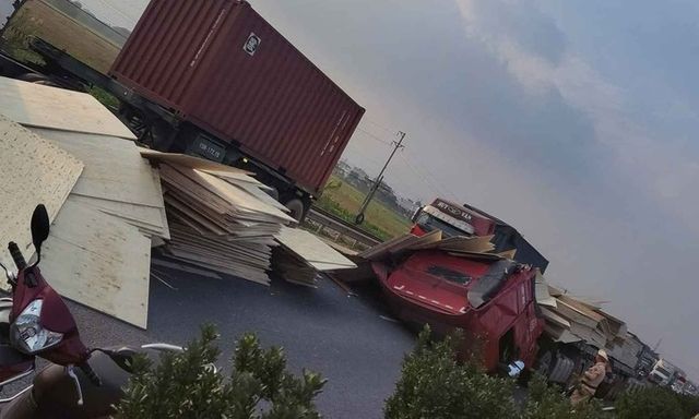 Tin tức tai nạn giao thông mới nhất ngày 8/12: Va chạm giữa ô tô tải và xe máy, người phụ nữ tử vong