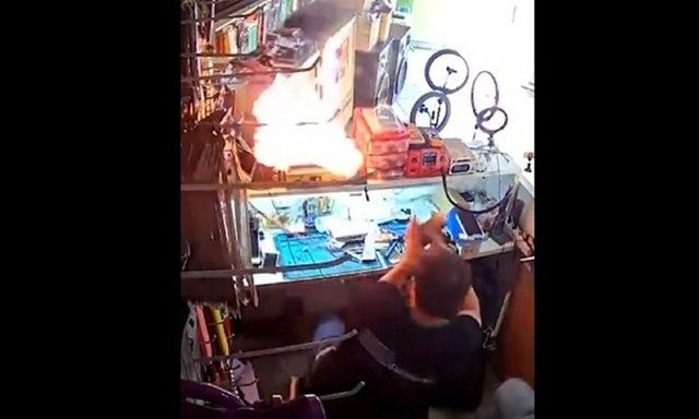 Clip: Điện thoại bốc cháy dữ dội như bom nổ, thợ sửa 