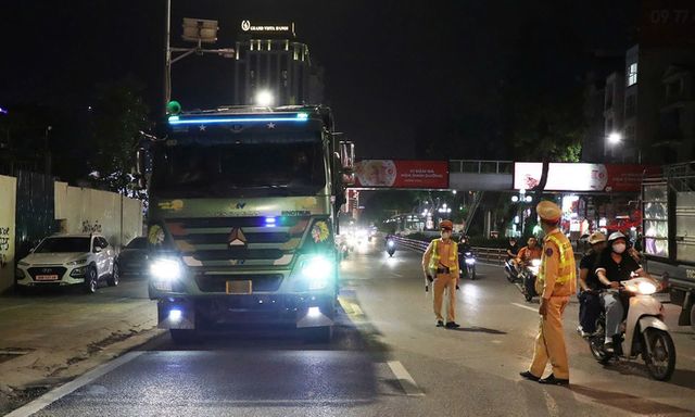 Hà Nội: Xuyên đêm xử lý hàng chục trường hợp vi phạm quá tải