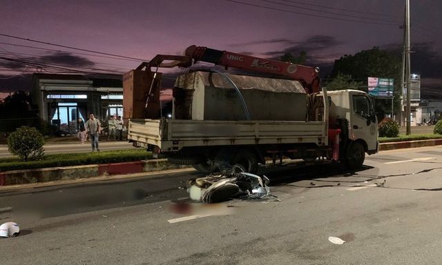 Tin tức tai nạn giao thông mới nhất ngày 9/12: Tông vào xe bồn tưới cây, 1 người đi xe máy tử vong
