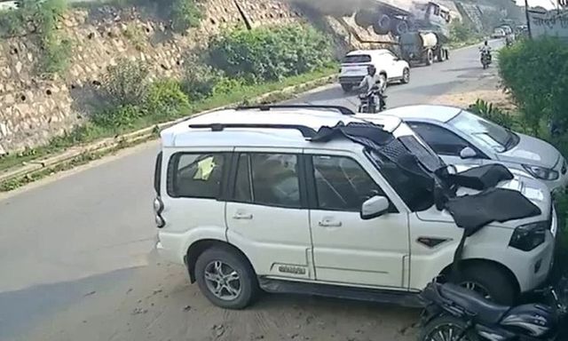 Clip: Xe đầu kéo mất lái đã đâm xuyên lan can cao tốc, rơi xuống đường dưới đè trúng máy cày