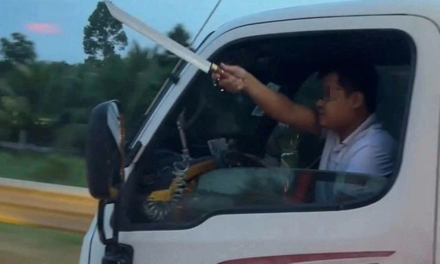 Cầm dao dọa chém người trên cao tốc, nam tài xế bị phạt 6,5 triệu đồng