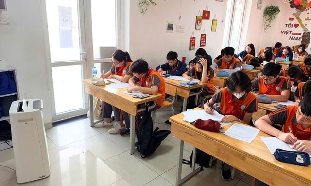 Phụ huynh mang máy lọc đến lớp, trường học 